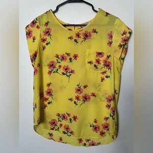 Adorable yellow floral short sleeve blouse
